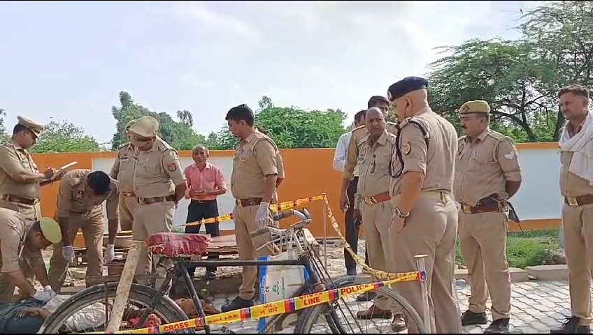 मौके पर जांच करती पुलिस