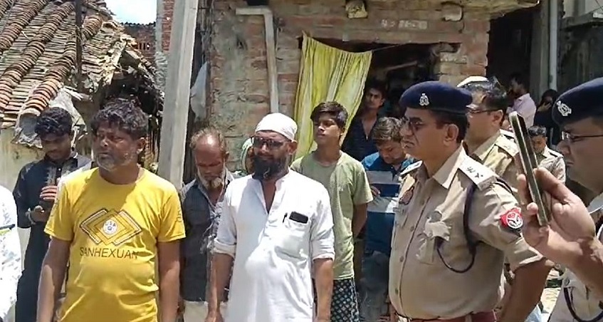 मौके पर जांच करती पुलिस