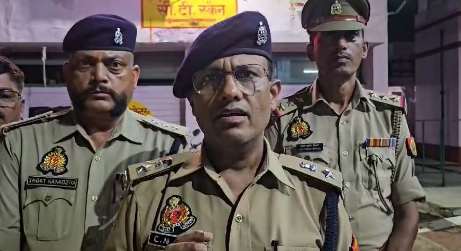 पुलिस और बदमाशों के बीच फायरिंग