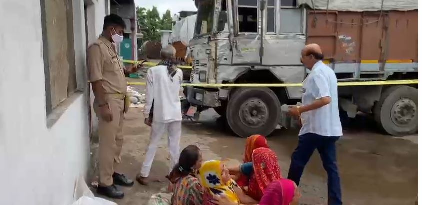 रोते बिलखते परिजन