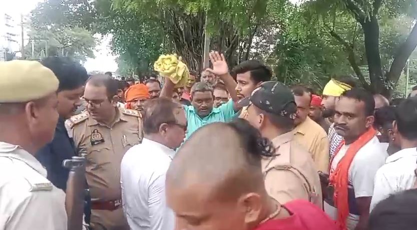 जाम खुलवाने पहुंची पुलिस