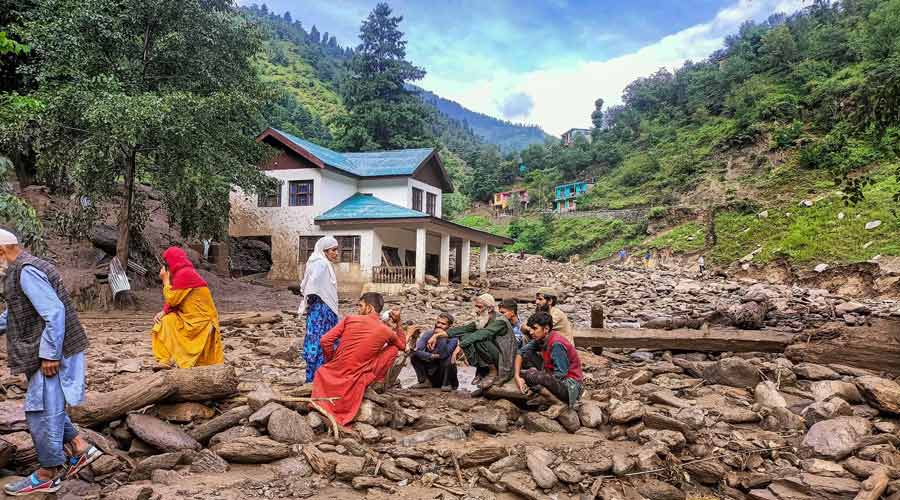 लद्दाख में पहाड़ी ढलान पर इमारत ढहने से 12 लोग घायल