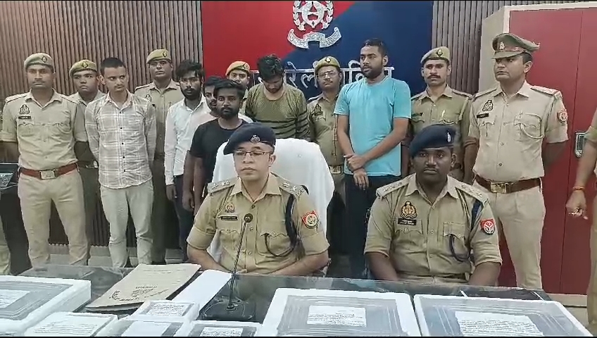 पकड़े गए अभियुक्त के साथ पुलिस अधीक्षक