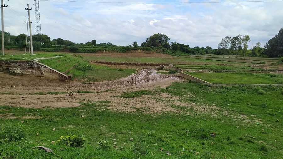 स्टेडियम बनाने पर किसानों ने जताई आपत्ती