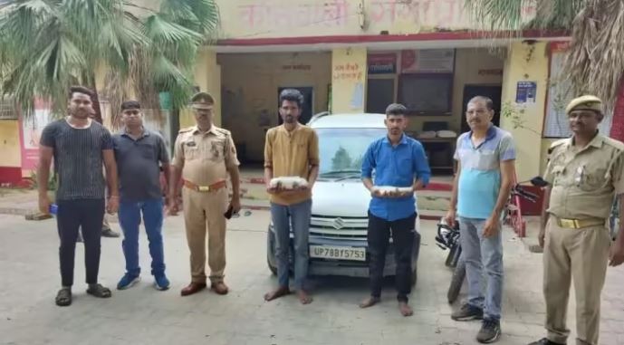 गंगाघाट पुलिस की गिरफ्त में हत्यारोपित तुषार व शुभम।