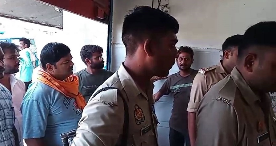 चोरी की जांच पड़ताल करती पुलिस