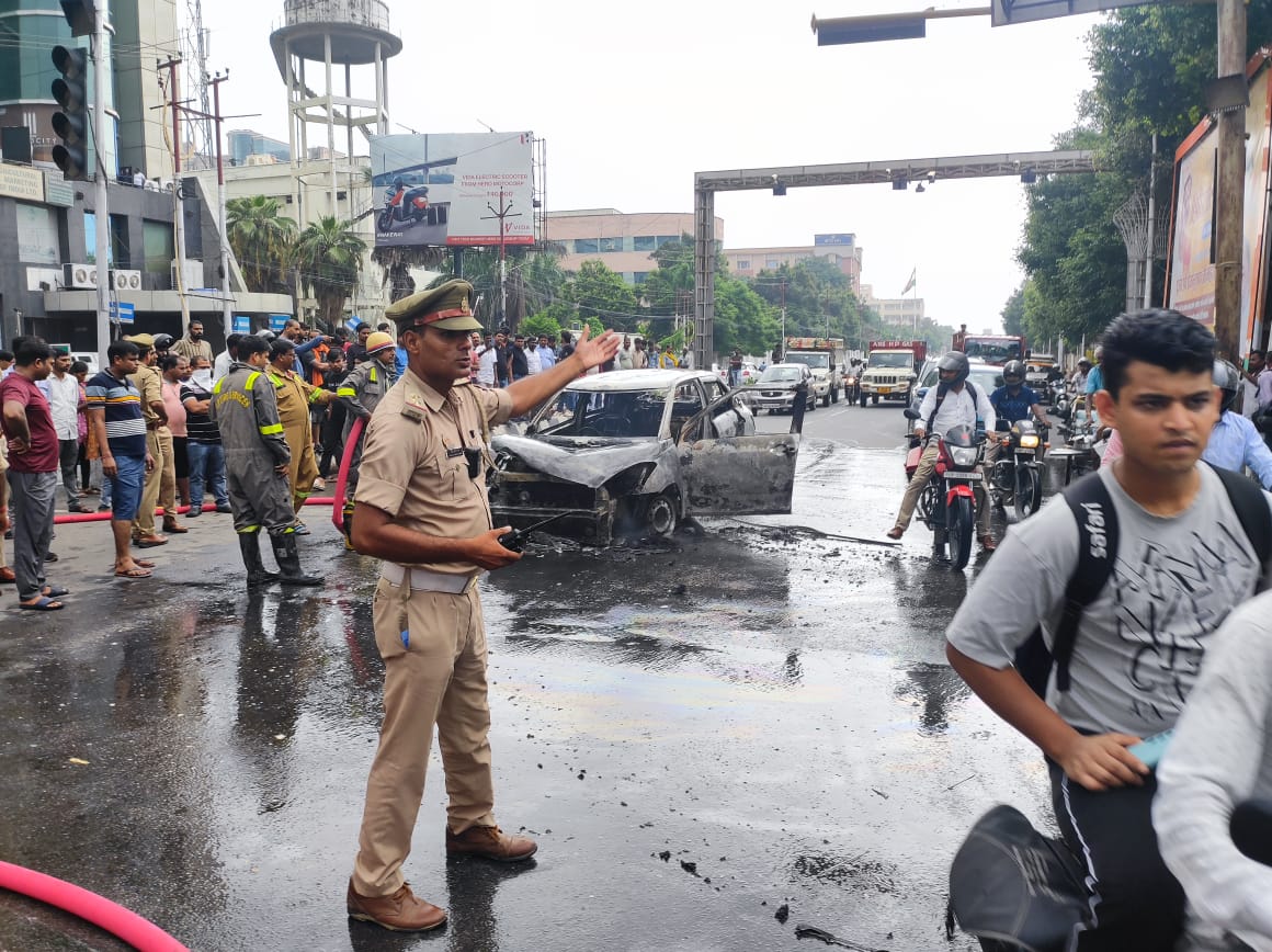 चलती कार में अचानक लगी आग