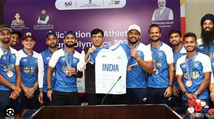 Mansukh Mandaviya felicitates Indian Men's Hockey Team