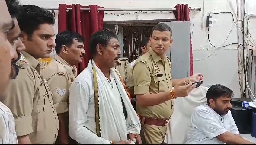 पुलिस के बीच खड़ा टप्पेबाजी का शिकार हुए किसान