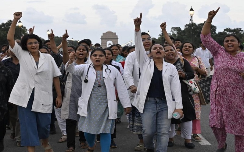 Medicos and artists continue nationwide protest