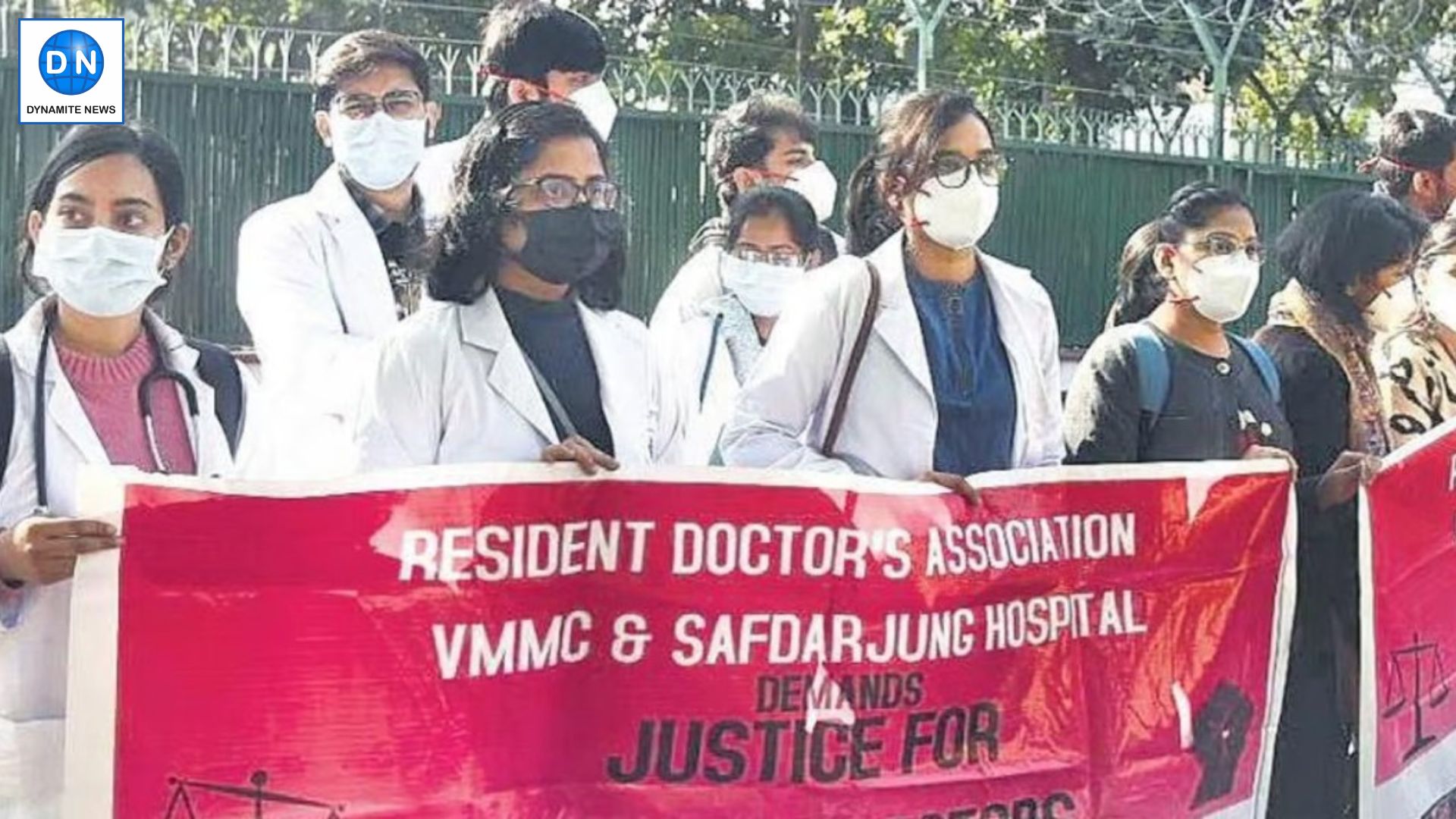 Norther Railway doctors stir outside Nirman Bhawan