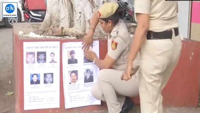 Delhi Police putting posters of Al-Qaeda terror