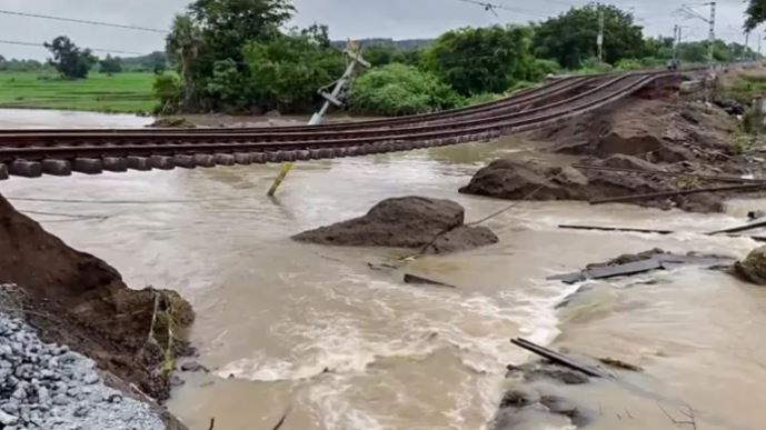 तेलंगाना और आंध्र प्रदेश में बारिश से कई लोगों की मौत