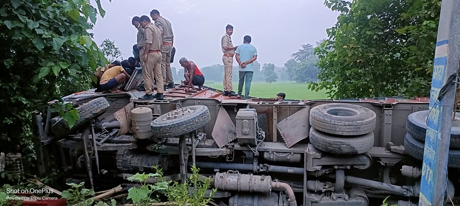 ट्रक हुआ हादसे का शिकार