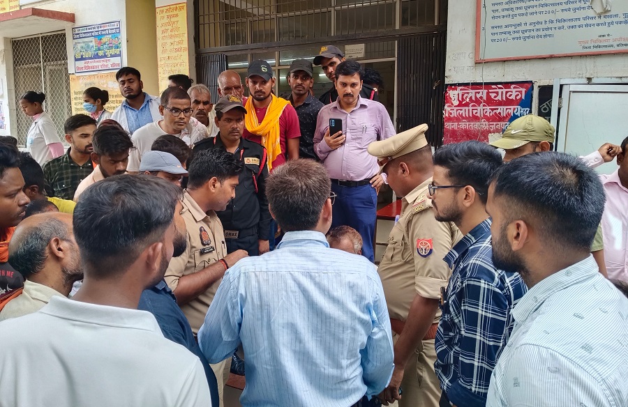 जिला चिकत्सालय पर मौजूद पुलिस और लोग