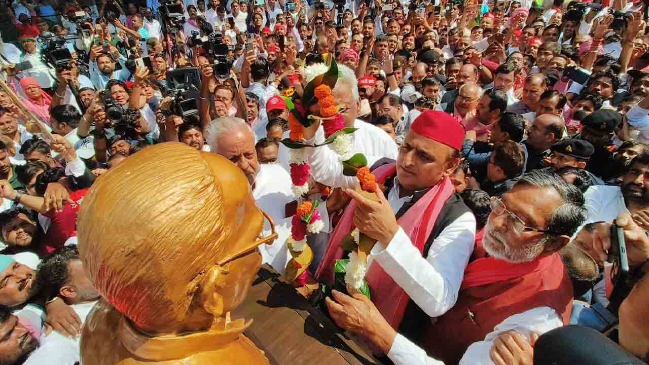 जेपी की मूर्ति पर माल्यार्पण करते अखिलेश यादव