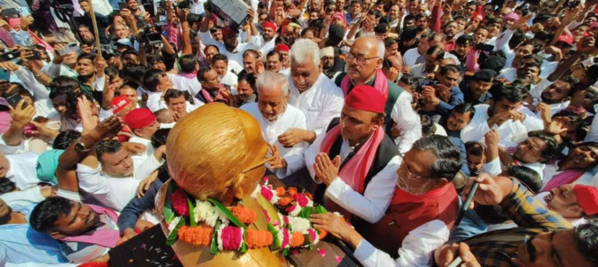 Akhilesh Yadav garlanding the statue of JP Narayan