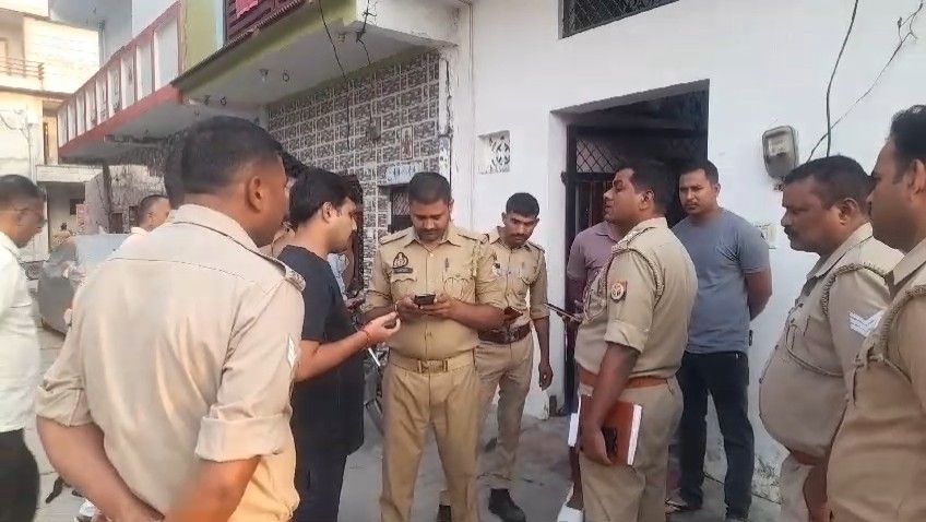 घटनास्थल पर उपस्थित पुलिसकर्मी