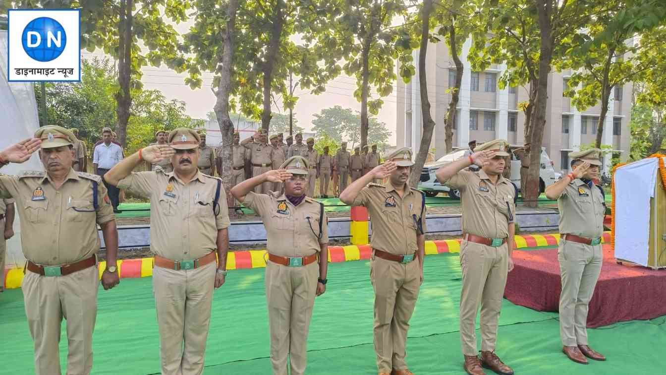 सलामी देते एसपी व पुलिसबल