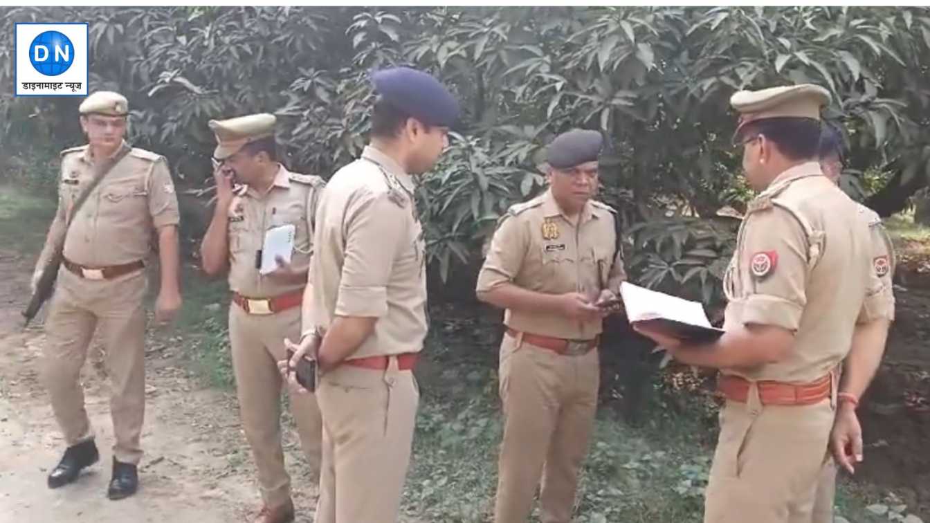 तफ्तीश करते हुए पुलिस