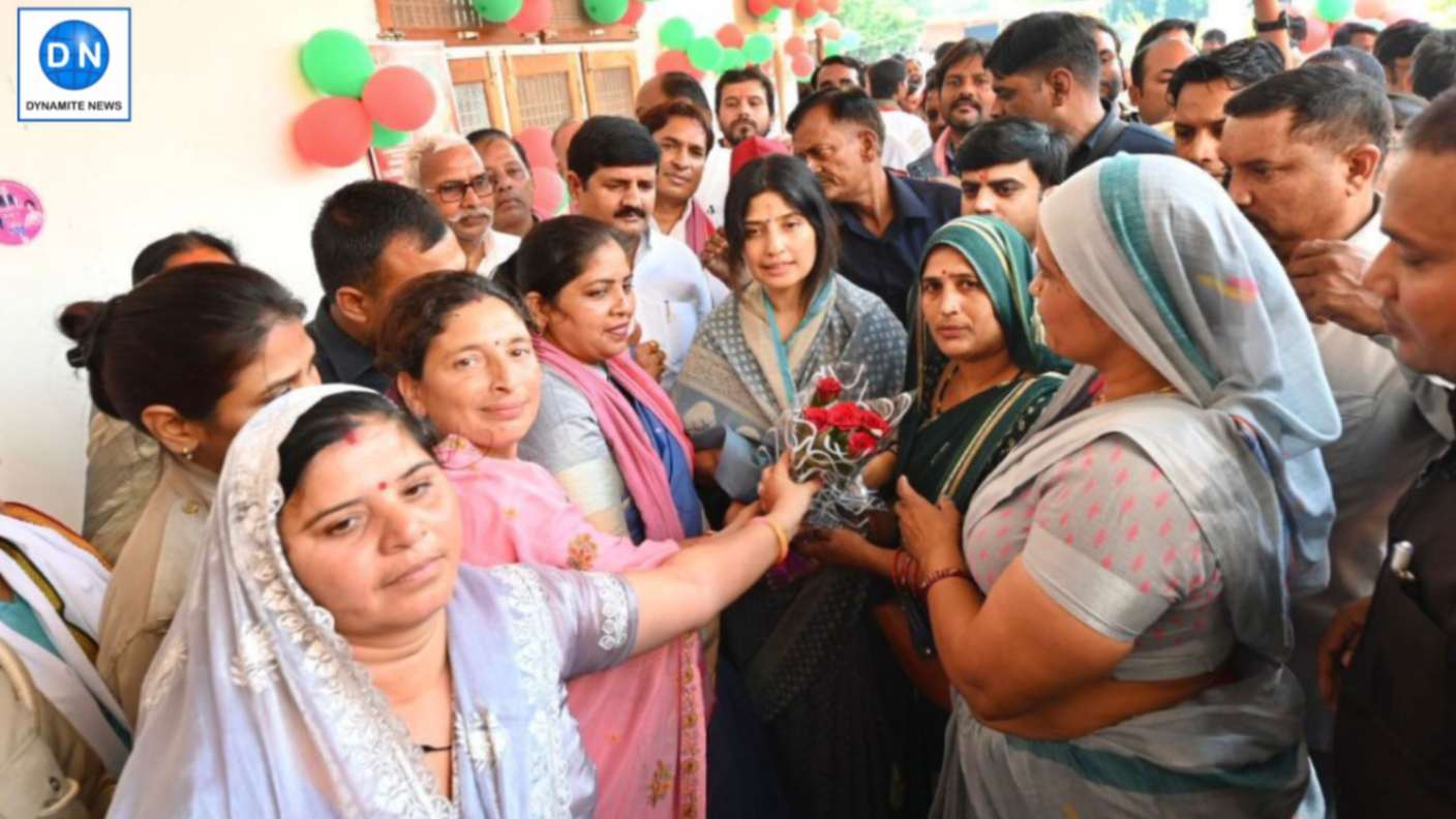 Dimple  Yadav campaigns for SP's Tej Pratap Singh Yadav