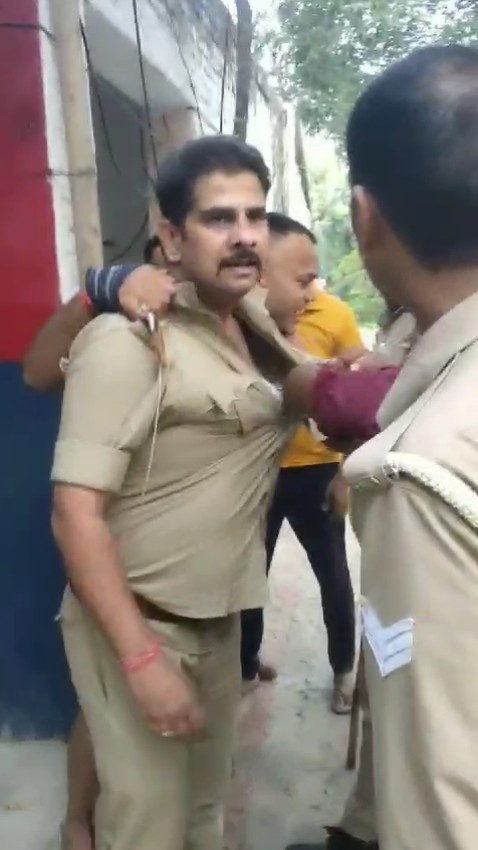 पुलिस से मारपीट का वीडियो वायरल