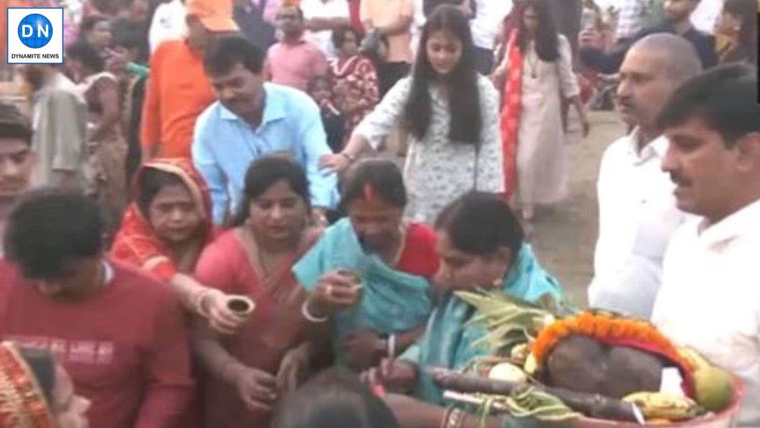 Devotees offer 'Arghya' to rising Sun on last day on Chhath Puja