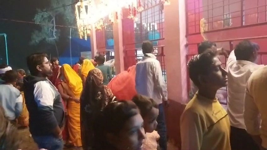 मन्दिर में दर्शन करते श्रद्धालु