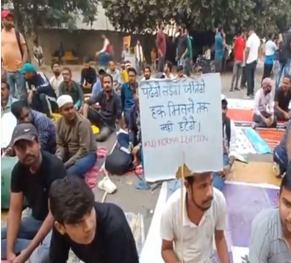 Protest by candidates outside UPPSC office