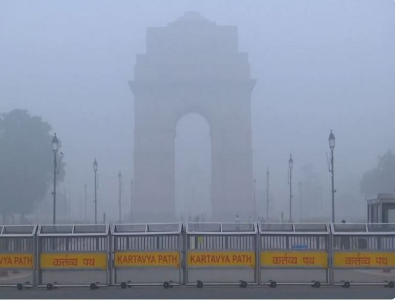 Thick smog covers Delhi