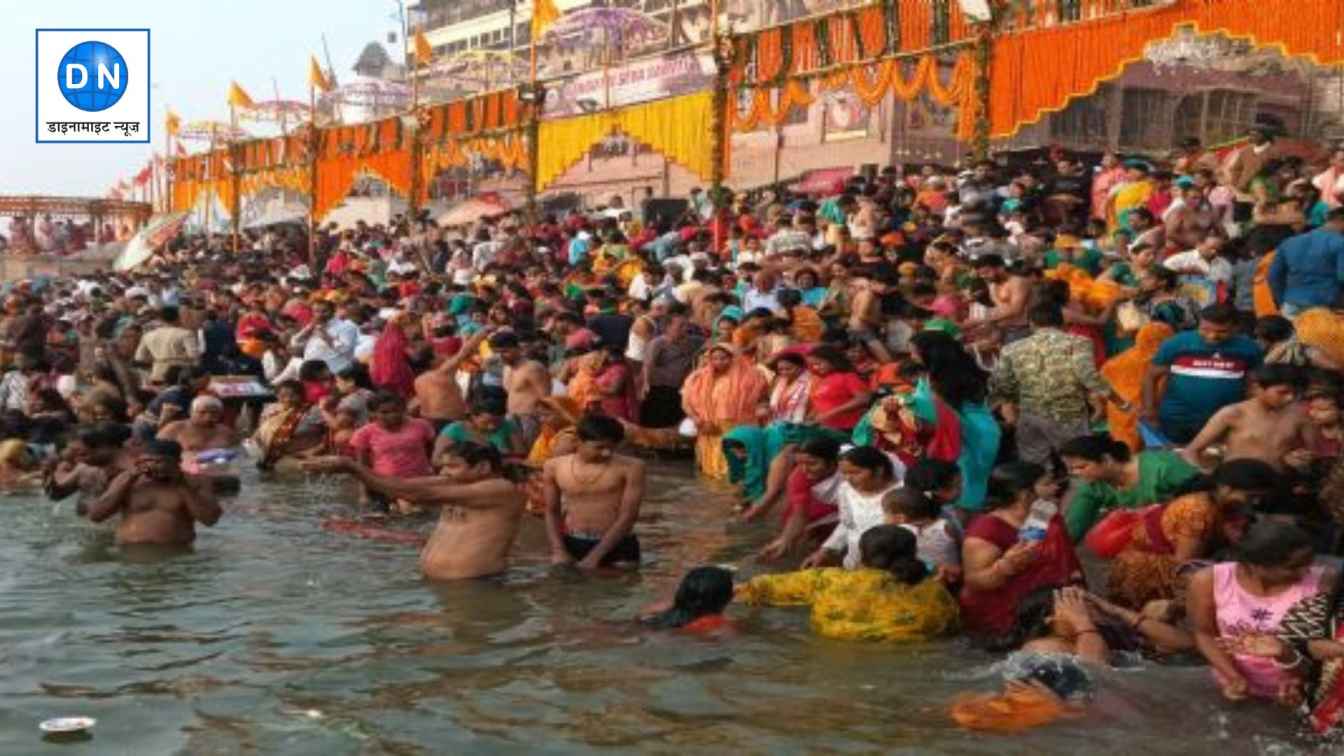 कार्तिक पूर्णिमा पर संगम पर लाखों श्रद्धालुओं ने लगाई डुबकी