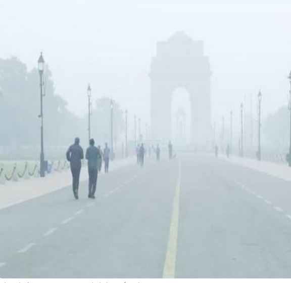 Thick smog covers Delhi