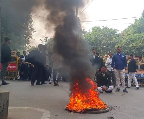 वकीलो ने एसपी कार्यलय पर किया चक्का जाम