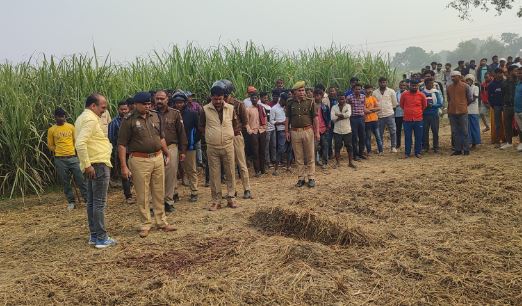 मौके पर पुलिस और ग्रामीण