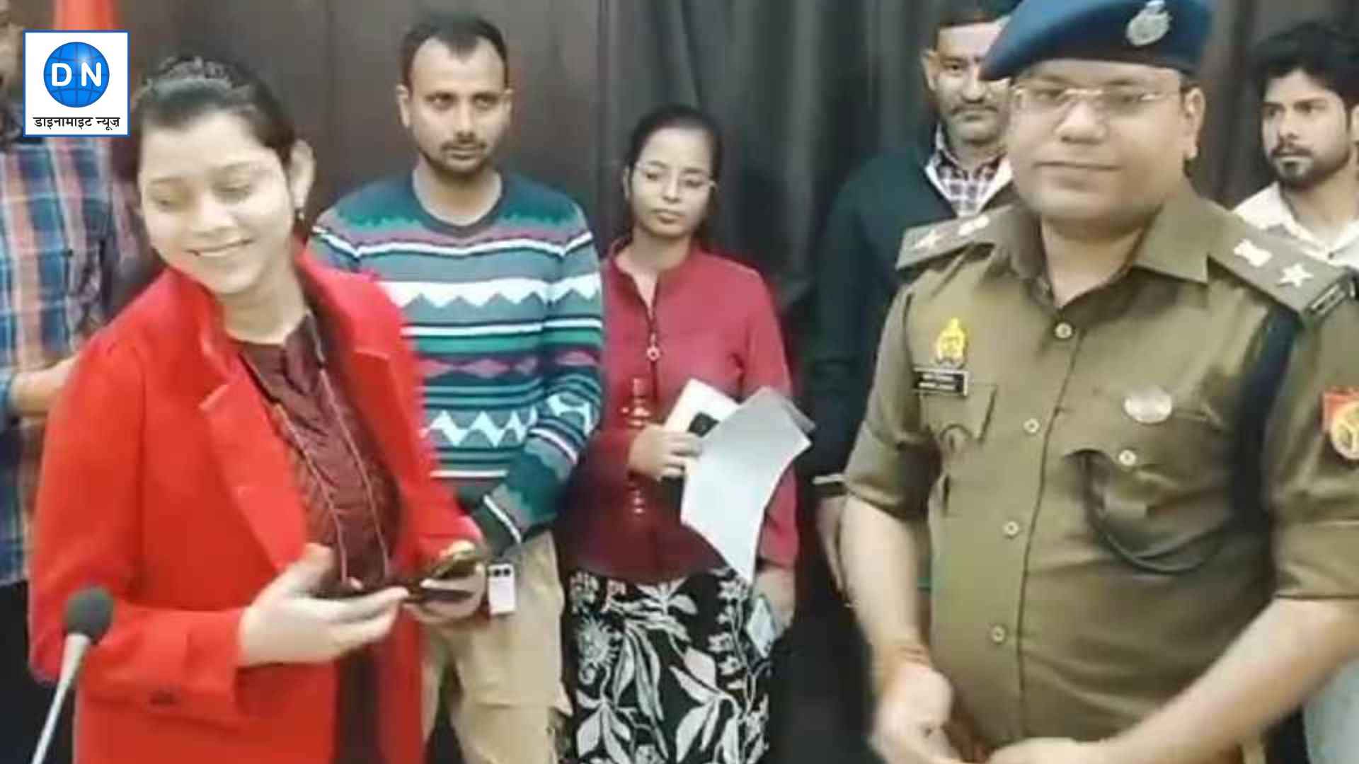 फोन सौंपते हुए पुलिस अधीक्षक