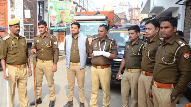 संभल के दीपा सराय बल्ले की पुलिया पर तैनात पुलिस।