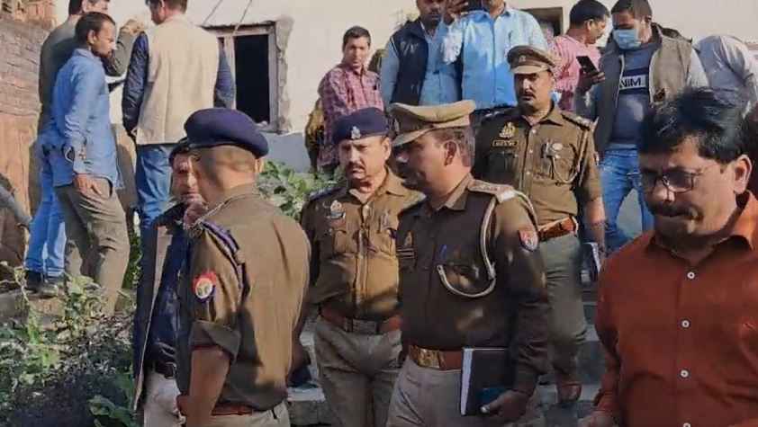 घर के बाहर मौजूद पुलिस