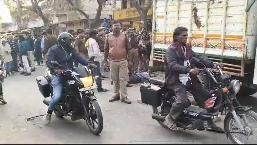 सड़क दुर्घटना के बाद मौके पर पुलिस