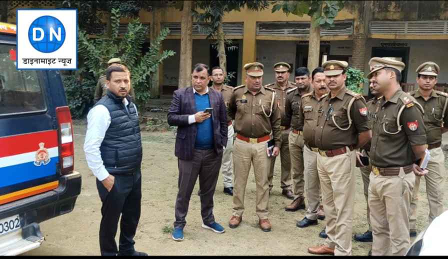 पीजी कॉलेज में पहुंचे तहसीलदार सदर देशदीपक त्रिपाठी समेत पुलिस बल तैनात