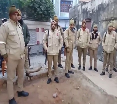 संभल में फिर से खुले मंदिर के बाहर पुलिस तैनात