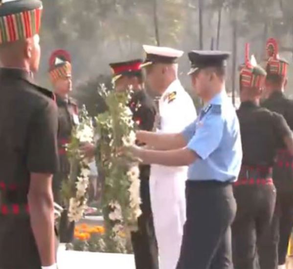 Officers lay wreath at Vijay Smarak in Kolkata