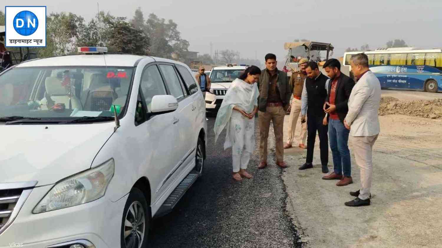 अधिकारियों को निर्देश देती हुई डीएम हर्षिता माथुर