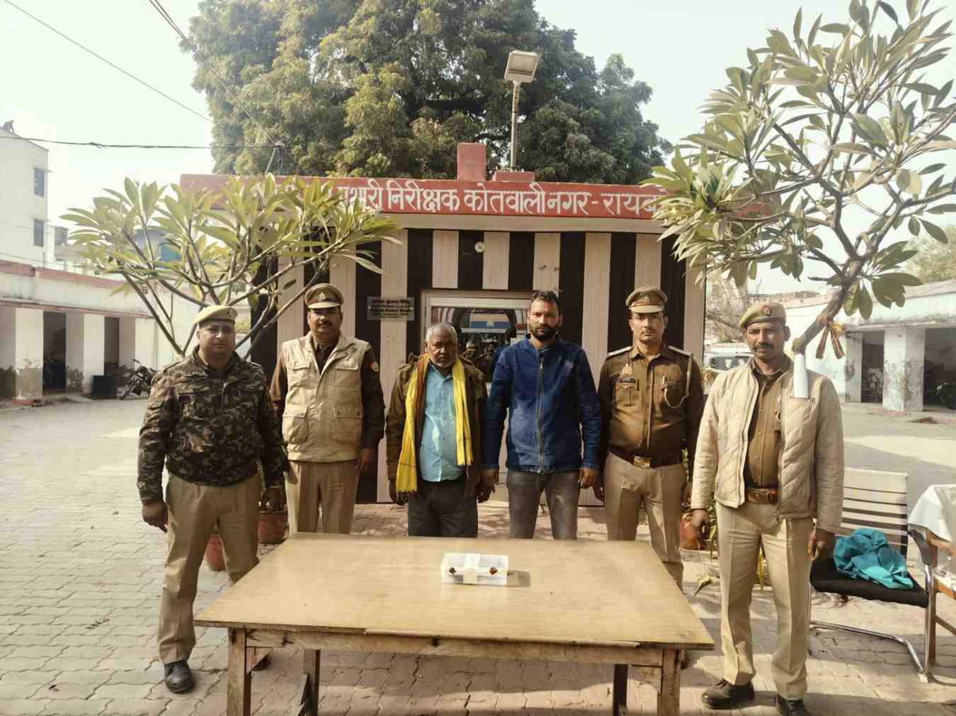 पुलिस की गिरफ्त में अभियुक्त