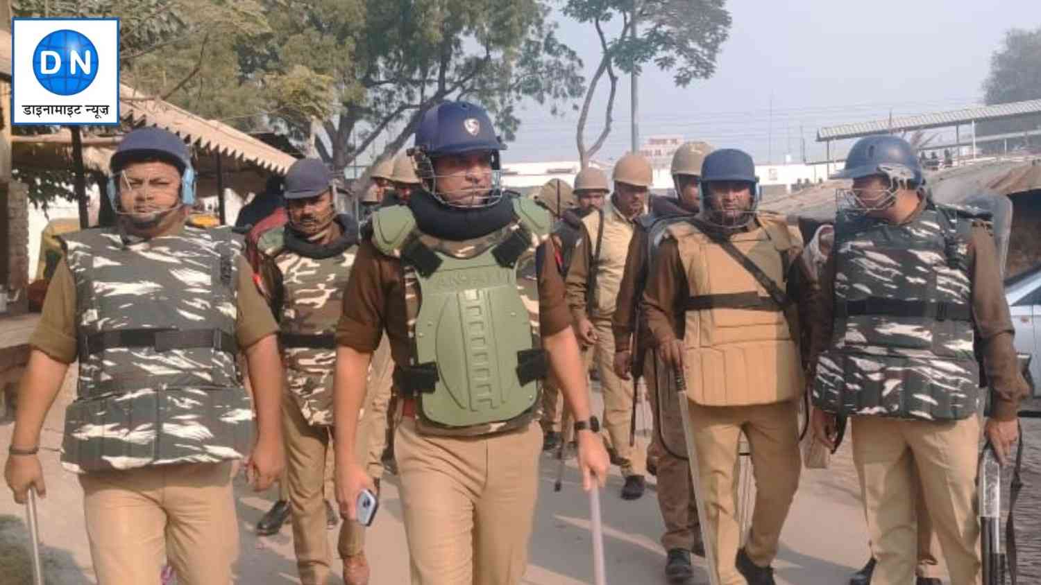 ग्रामीणों को रोकती पुलिस