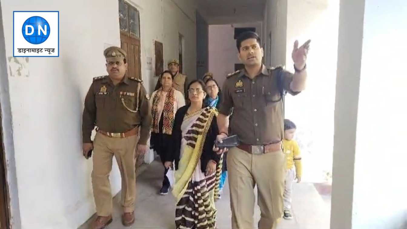 परीक्षा केंद्र की जांच करते हुए पुलिस अधिकारी