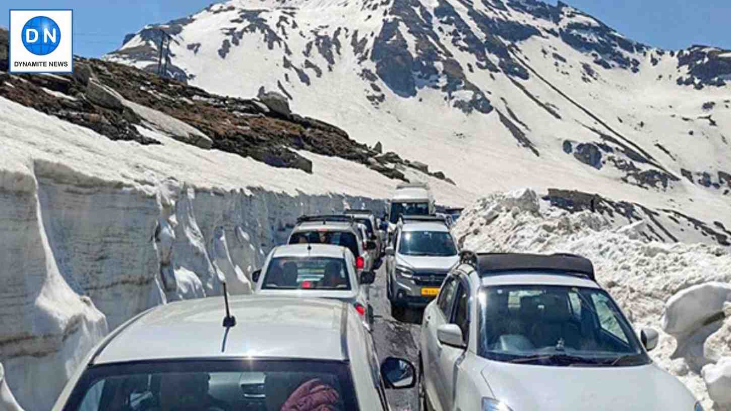 Vehicles stuck in a traffic jam at the Rohtang Pass