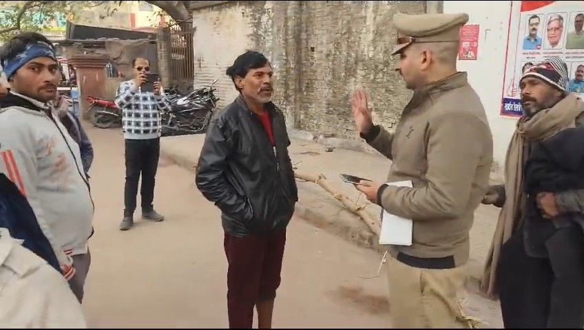 घटना स्थल पर जांच करती हुई पुलिस