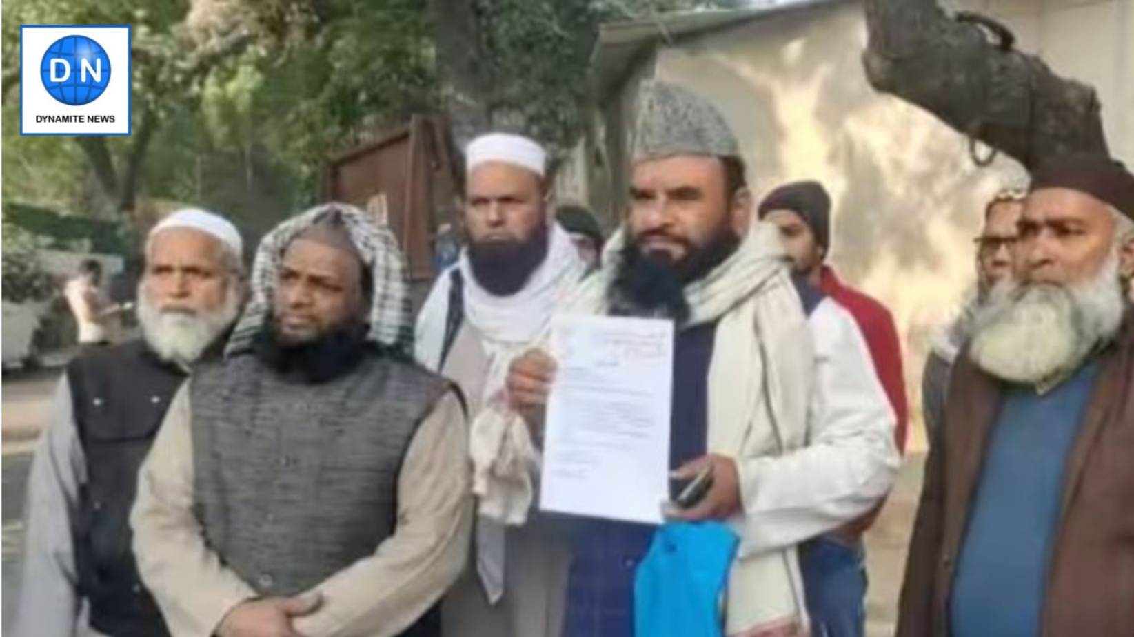 Delhi Imams protest outside Kejriwal residence