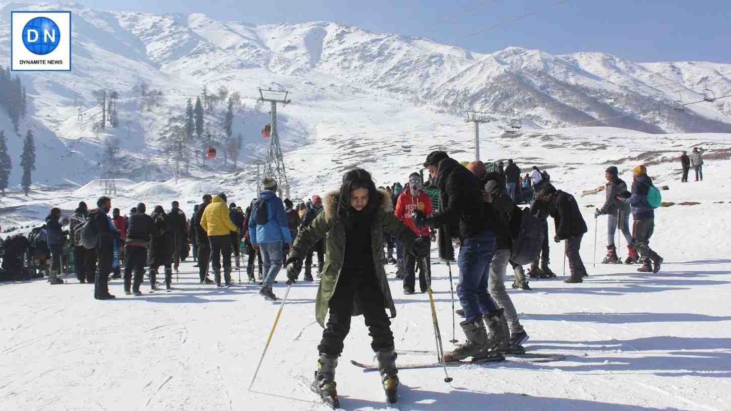 Tourists throng Gulmarg