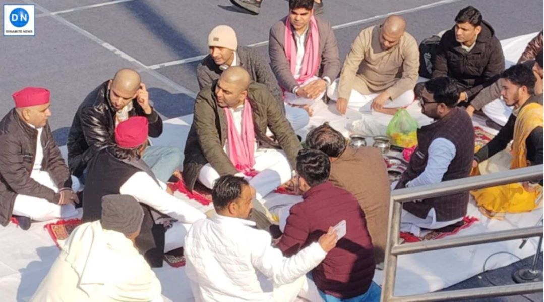 SP Supremo Akhilesh Yadav performs Pind Daan of Uncle